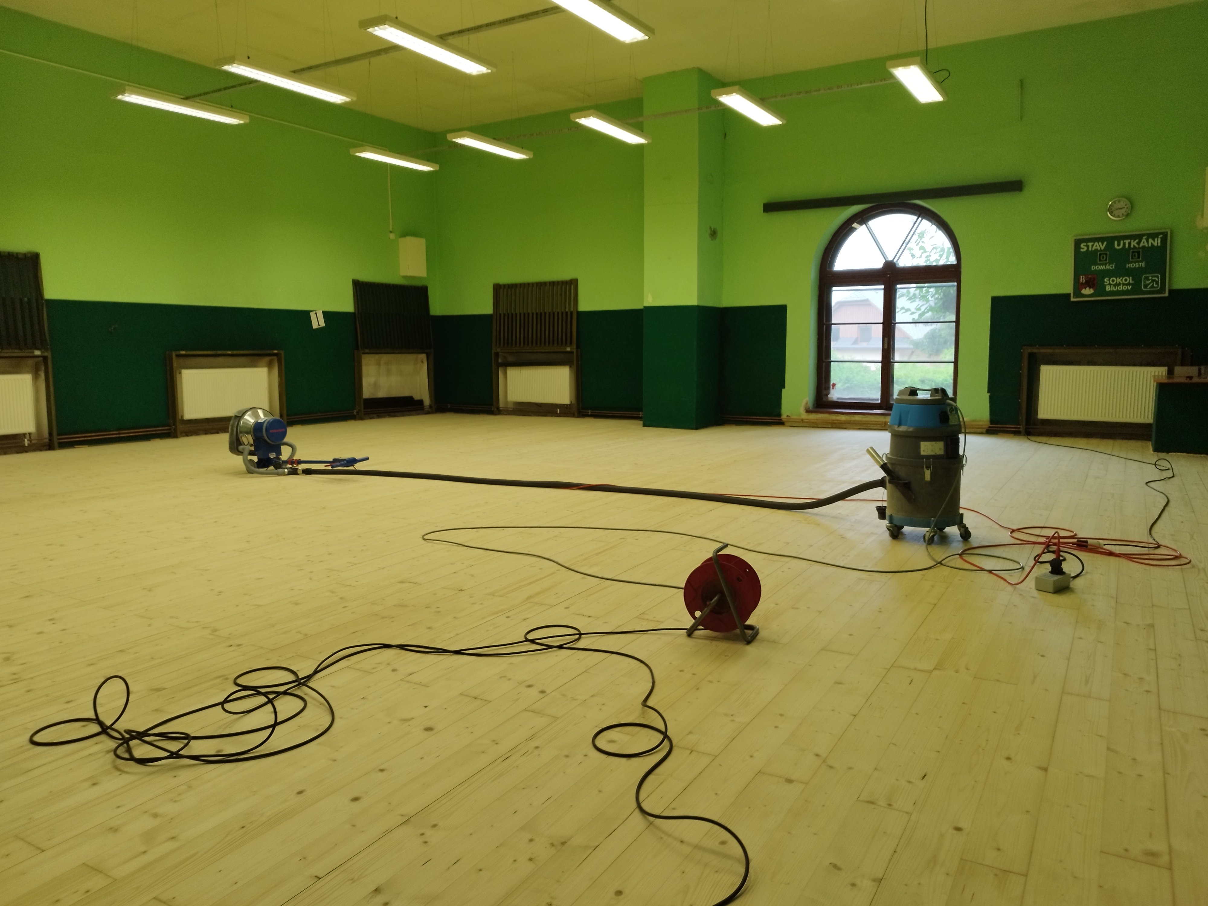 Renovace sportovní dřevěné podlahy — foto 5