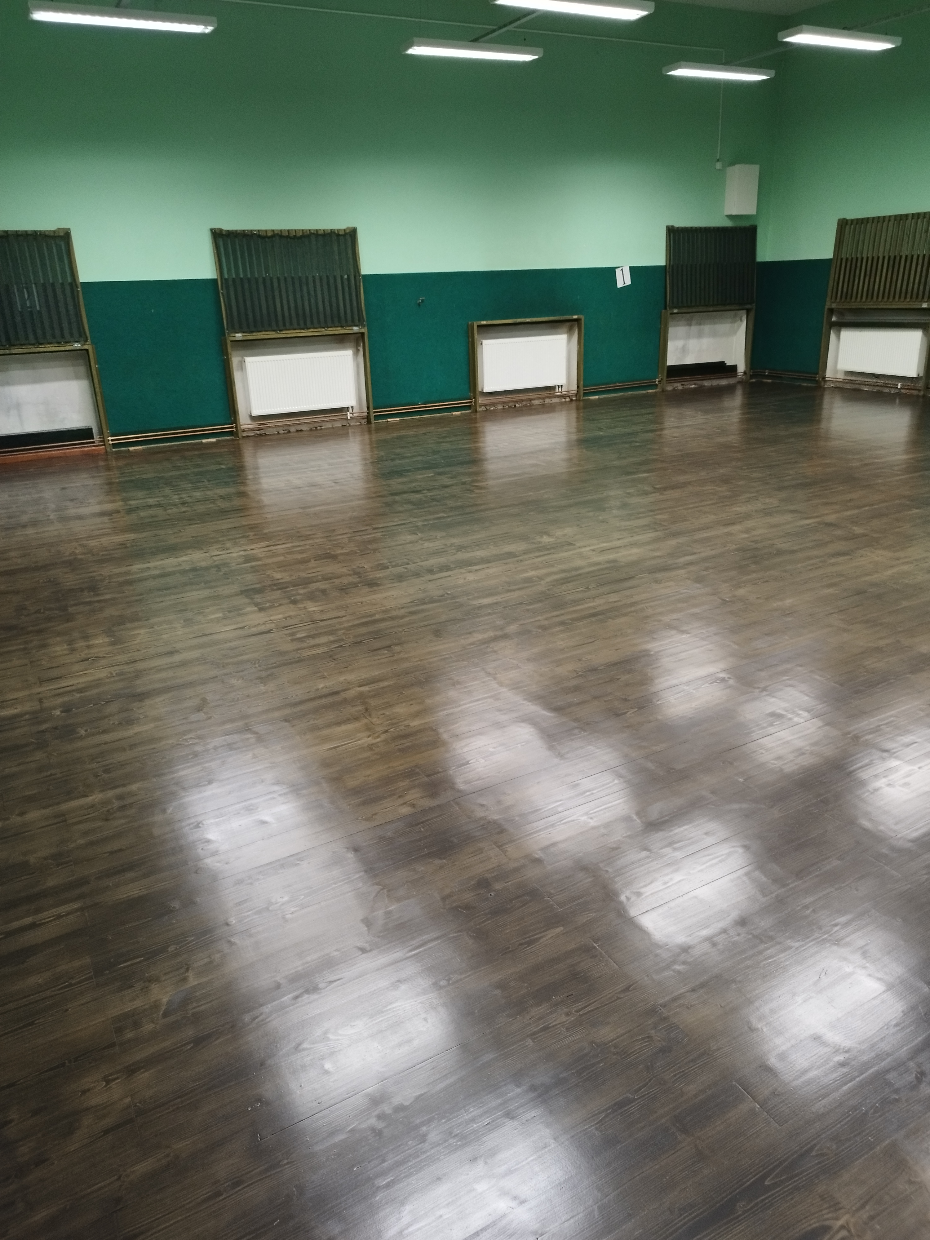 Renovace dřevěné sportovní podlahy