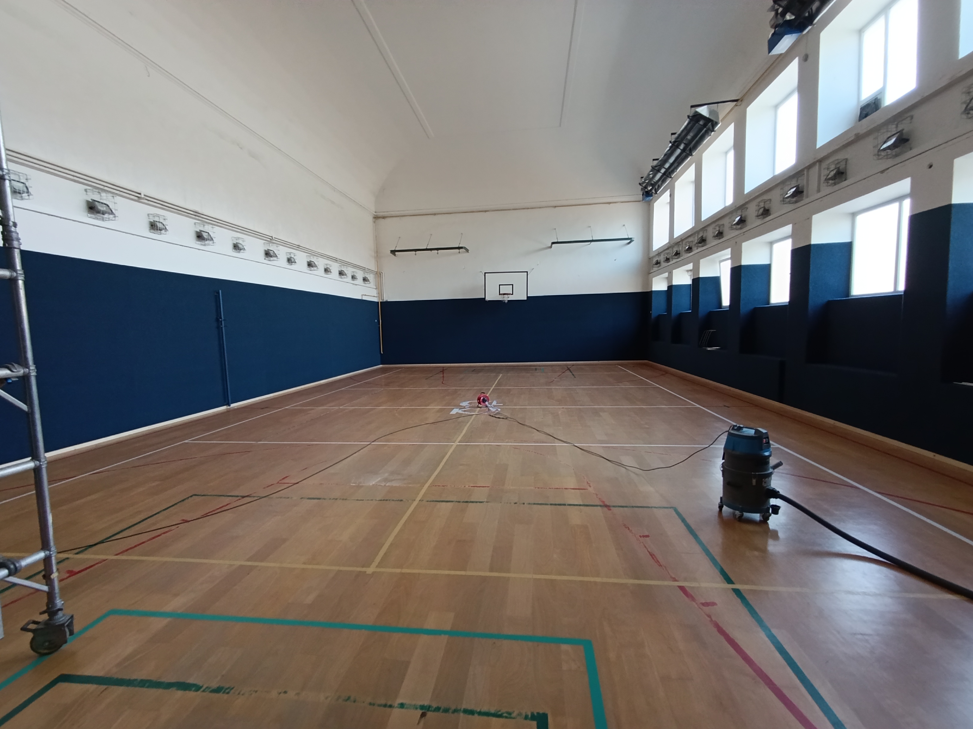 Obložení stěn tělocvičny zátěžovým kobercem — foto 3