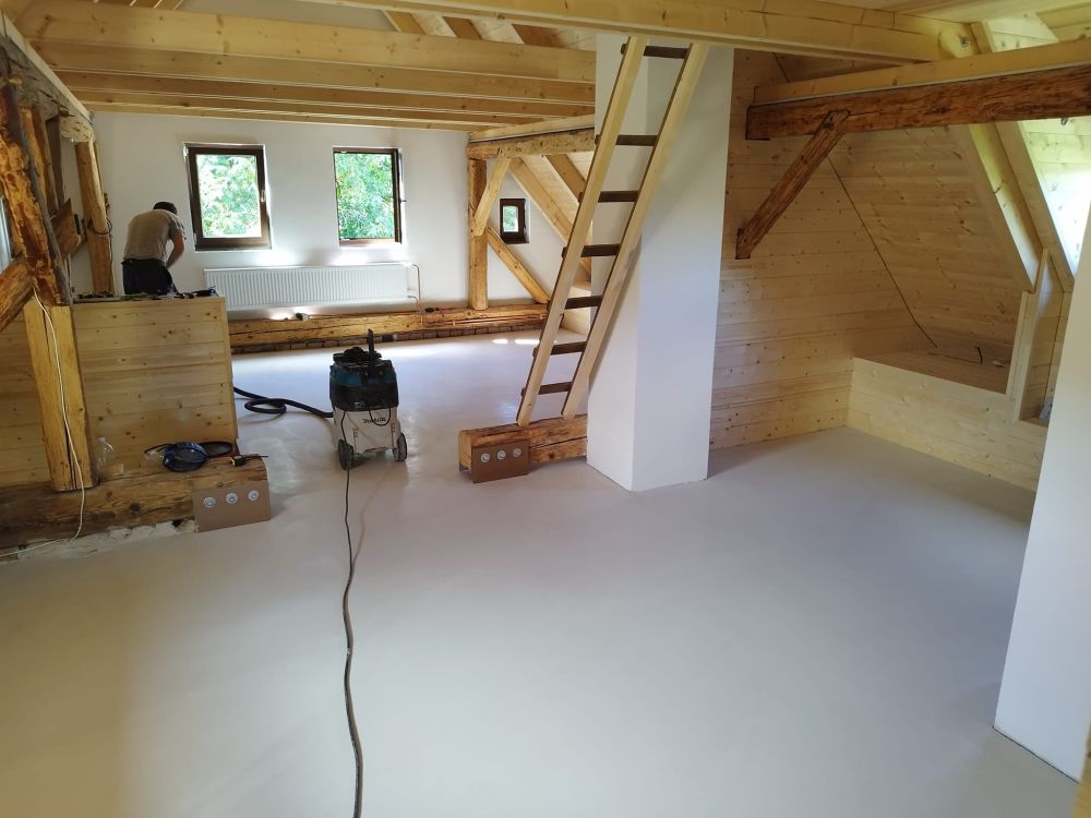 Dřevěné obložení stěn a lepený vinyl — foto 10